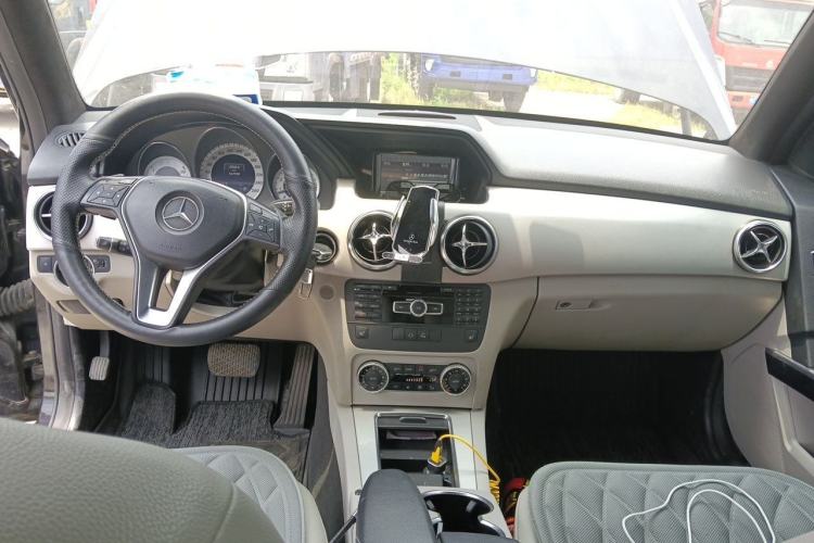Used Mercedes-Benz GLK-Class 2012 GLK 300 4MATIC Dynamic Edition Center Console