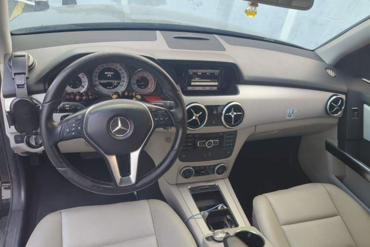Used Mercedes-Benz GLK-Class 2012 GLK 300 4MATIC Dynamic Edition Center Console