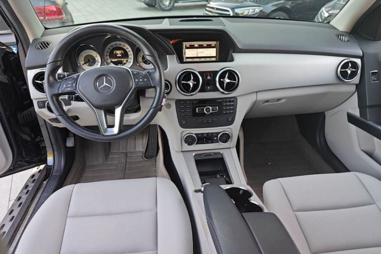 Used Mercedes-Benz GLK-Class 2012 GLK 300 4MATIC Fashion Model Center Console