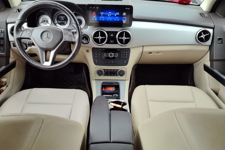 Used Mercedes-Benz GLK-Class 2012 GLK 300 4MATIC Dynamic Edition Center Console