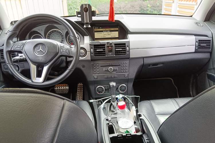 Used Mercedes-Benz GLK-Class 2012 GLK 300 4MATIC Luxury Model Center Console