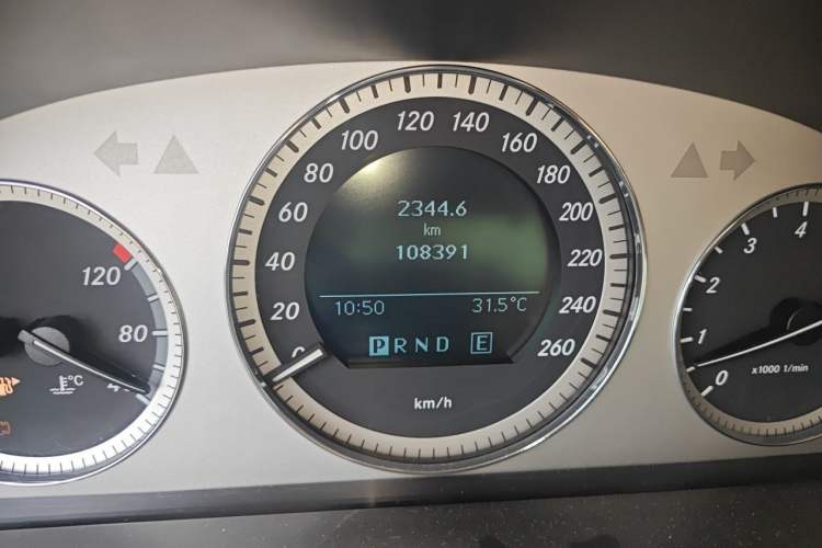 Used Mercedes-Benz GLK-Class 2012 GLK 300 4MATIC Fashion Model Odometer Close Up