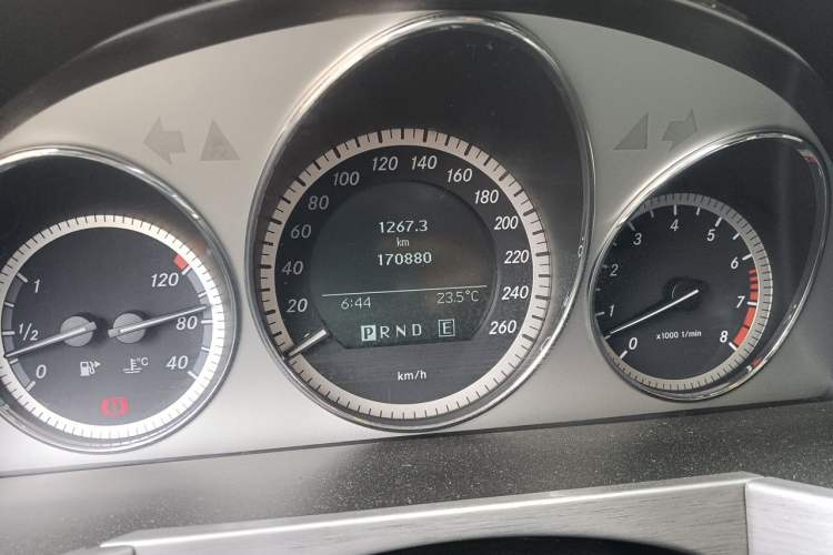 Used Mercedes-Benz GLK-Class 2012 GLK 300 4MATIC Luxury Model Odometer Close Up