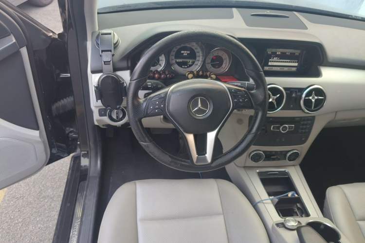 Used Mercedes-Benz GLK-Class 2012 GLK 300 4MATIC Dynamic Edition Steering Wheel