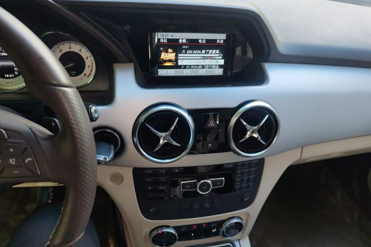 Used Mercedes-Benz GLK-Class 2012 GLK 300 4MATIC Dynamic Edition Audio And AC Panel