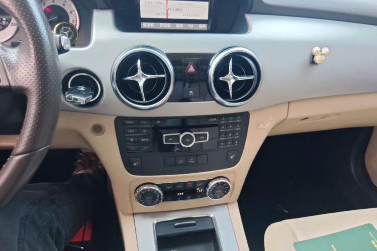 Used Mercedes-Benz GLK-Class 2012 GLK 300 4MATIC Luxury Model Audio And AC Panel
