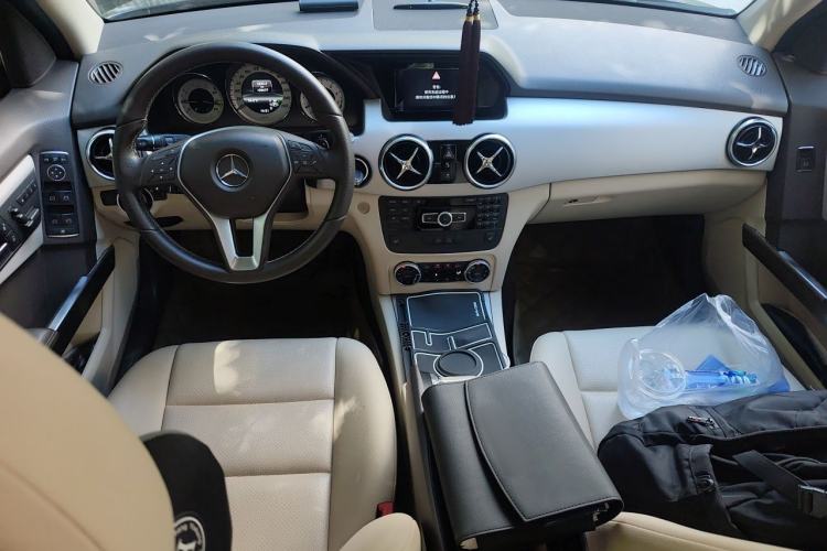 Used Mercedes-Benz GLK-Class 2012 GLK 300 4MATIC Dynamic Edition Center Console