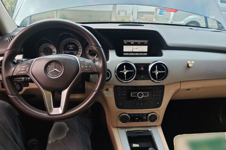 Used Mercedes-Benz GLK-Class 2012 GLK 300 4MATIC Luxury Model Center Console