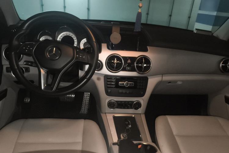 Used Mercedes-Benz GLK-Class 2012 GLK 300 4MATIC Dynamic Edition Center Console