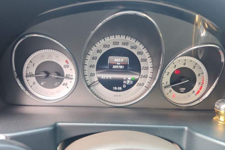 Used Mercedes-Benz GLK-Class 2012 GLK 300 4MATIC Luxury Model Odometer Close Up
