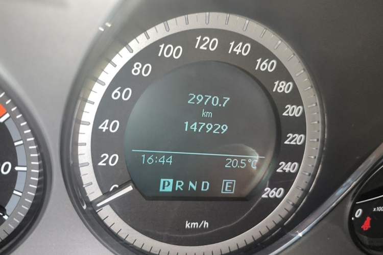 Used Mercedes-Benz GLK-Class 2012 GLK 300 4MATIC Luxury Model Odometer Close Up