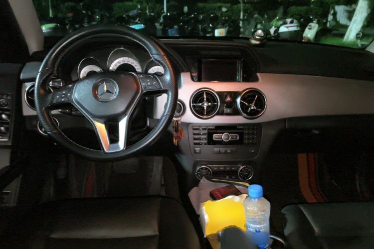 Used Mercedes-Benz GLK-Class 2012 GLK 300 4MATIC Fashion Model Center Console