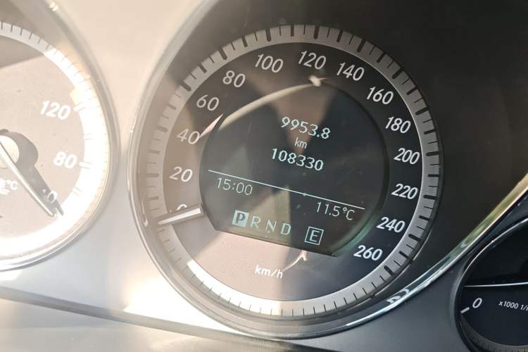 Used Mercedes-Benz GLK-Class 2012 GLK 300 4MATIC Luxury Model Odometer Close Up