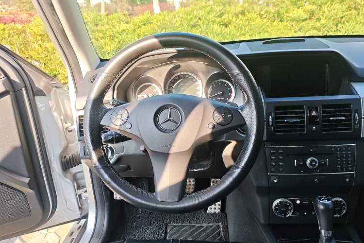Used Mercedes-Benz GLK-Class 2012 GLK 300 4MATIC Luxury Model Steering Wheel