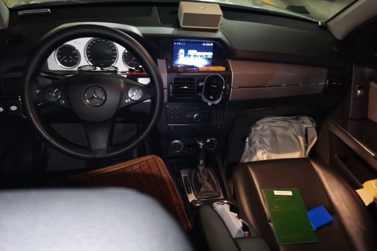Used Mercedes-Benz GLK-Class 2012 GLK 300 4MATIC Dynamic Edition Center Console