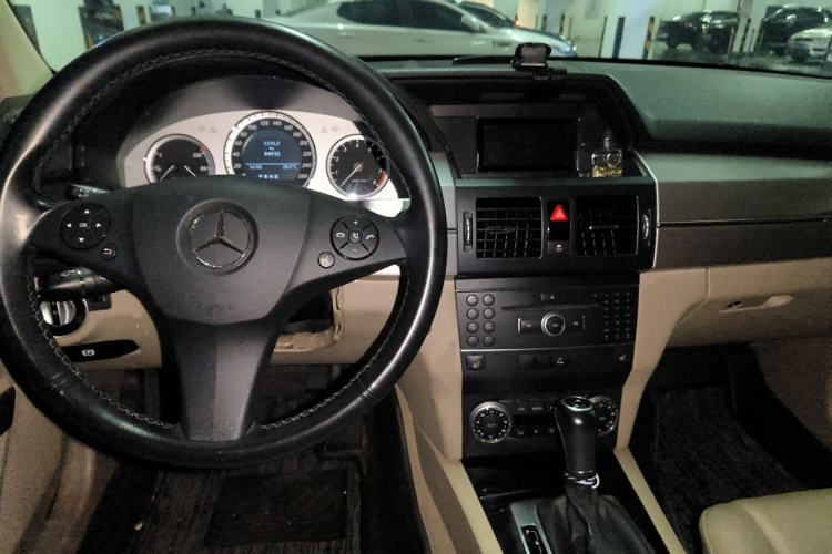 Used Mercedes-Benz GLK-Class 2012 GLK 300 4MATIC Fashion Model Center Console