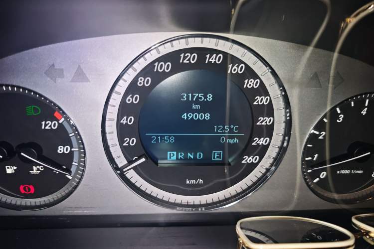 Used Mercedes-Benz GLK-Class 2012 GLK 300 4MATIC Fashion Model Odometer Close Up