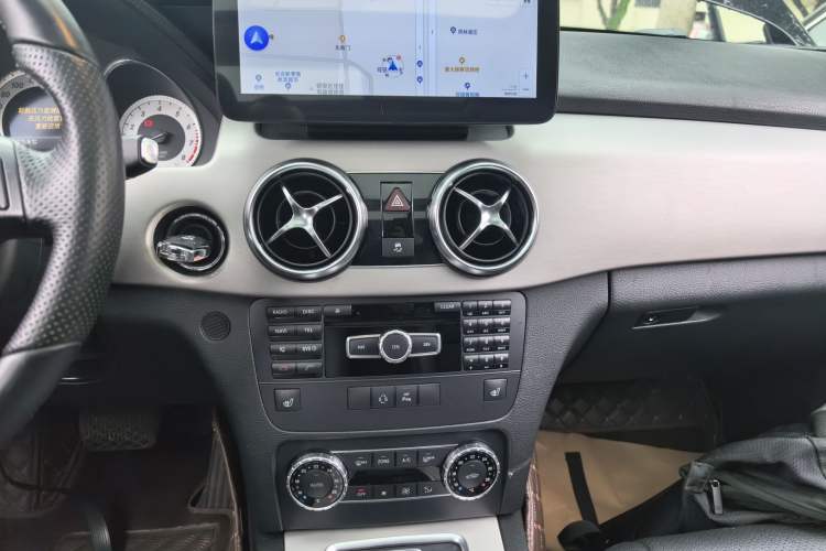 Used Mercedes-Benz GLK-Class 2013 Facelift GLK 300 4MATIC Fashion Edition Audio And AC Panel