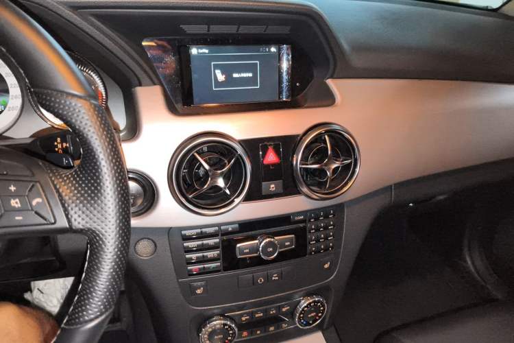 Used Mercedes-Benz GLK-Class 2013 Facelift GLK 300 4MATIC Fashion Edition Audio And AC Panel