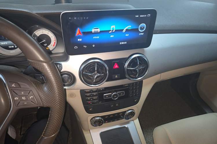 Used Mercedes-Benz GLK-Class 2013 Facelift GLK 300 4MATIC Fashion Edition Audio And AC Panel