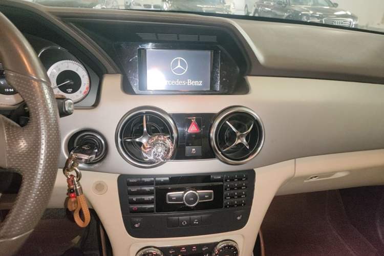 Used Mercedes-Benz GLK-Class 2013 Facelift GLK 300 4MATIC Fashion Edition Audio And AC Panel