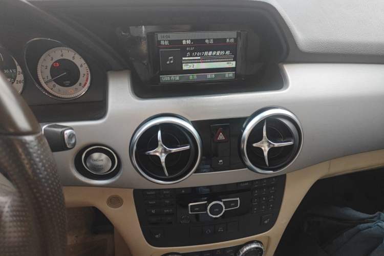 Used Mercedes-Benz GLK-Class 2013 Facelift GLK 300 4MATIC Fashion Edition Audio And AC Panel
