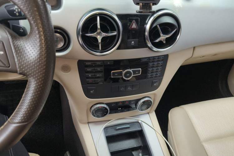 Used Mercedes-Benz GLK-Class 2013 Facelift GLK 300 4MATIC Fashion Edition Audio And AC Panel