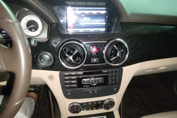Used Mercedes-Benz GLK-Class 2013 Facelift GLK 300 4MATIC Fashion Edition Audio And AC Panel