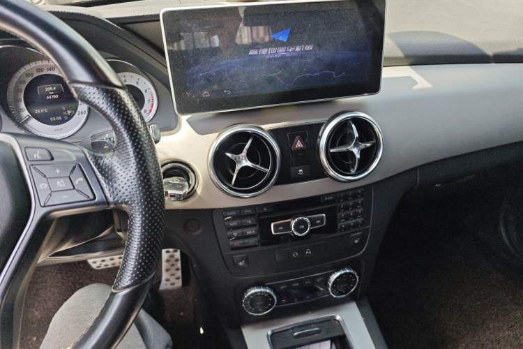 Used Mercedes-Benz GLK-Class 2013 GLK 300 4MATIC Dynamic Edition Audio And AC Panel