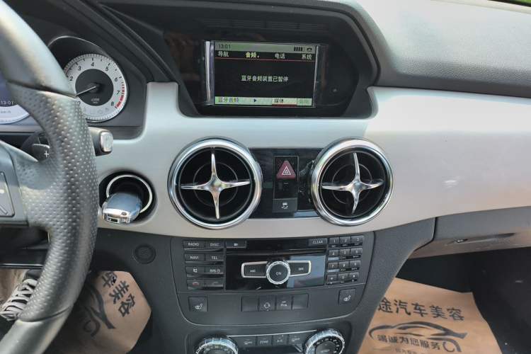 Used Mercedes-Benz GLK-Class 2013 GLK 300 4MATIC Dynamic Edition Audio And AC Panel