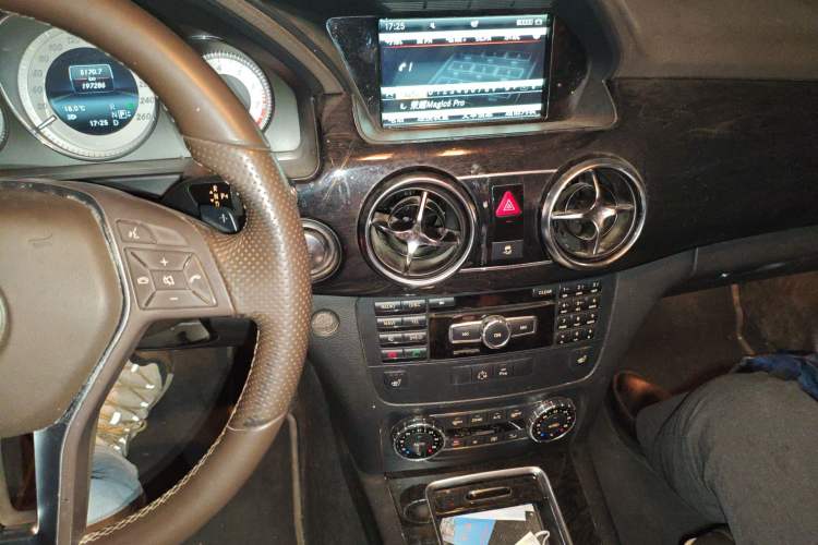Used Mercedes-Benz GLK-Class 2013 GLK 300 4MATIC Luxury Model Audio And AC Panel