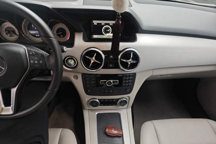 Used Mercedes-Benz GLK-Class 2013 Facelift GLK 300 4MATIC Fashion Edition Audio And AC Panel