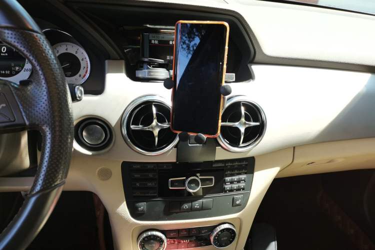 Used Mercedes-Benz GLK-Class 2013 GLK 300 4MATIC Luxury Model Audio And AC Panel