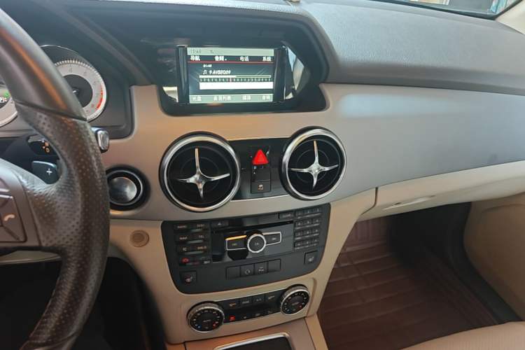 Used Mercedes-Benz GLK-Class 2013 Facelift GLK 300 4MATIC Fashion Edition Audio And AC Panel