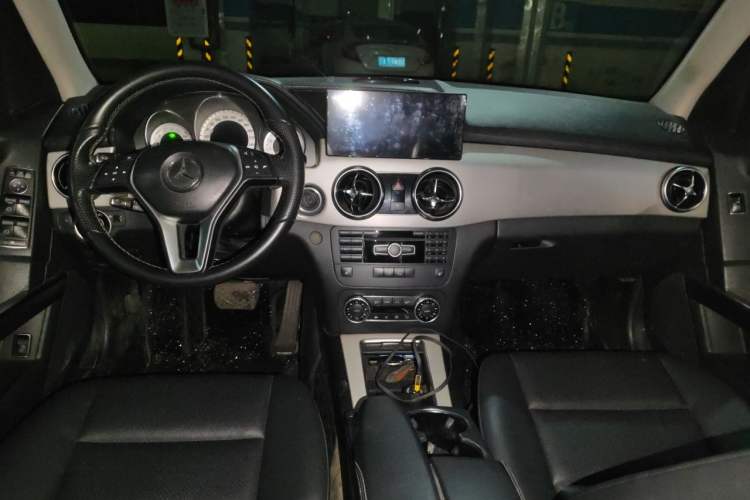 Used Mercedes-Benz GLK-Class 2013 GLK 300 4MATIC Dynamic Sunroof Model Center Console