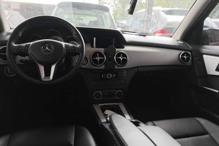 Used Mercedes-Benz GLK-Class 2013 GLK 300 4MATIC Luxury Model Center Console