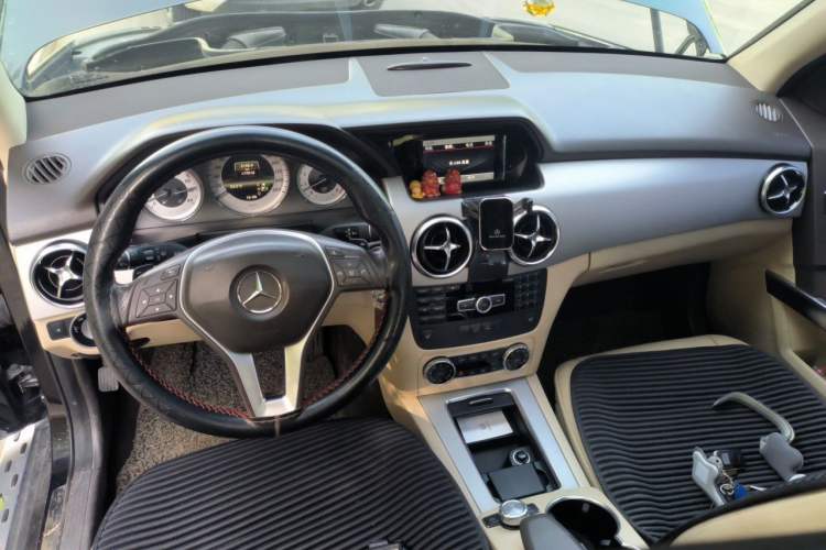 Used Mercedes-Benz GLK-Class 2013 GLK 300 4MATIC Dynamic Sunroof Model Center Console