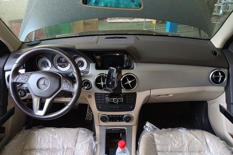 Used Mercedes-Benz GLK-Class 2013 GLK 300 4MATIC Dynamic Sunroof Model Center Console