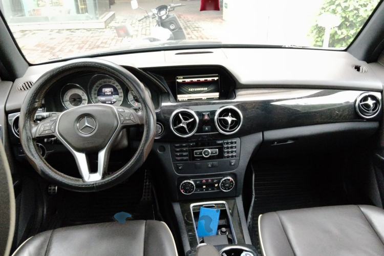 Used Mercedes-Benz GLK-Class 2013 Facelift GLK 300 4MATIC Luxury Edition Center Console