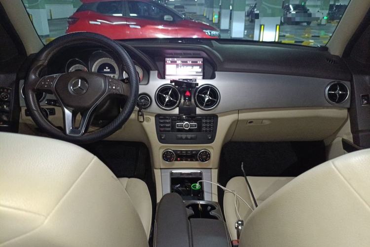 Used Mercedes-Benz GLK-Class 2013 GLK 300 4MATIC Dynamic Edition Center Console