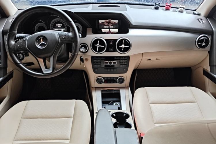 Used Mercedes-Benz GLK-Class 2013 GLK 300 4MATIC Dynamic Edition Center Console