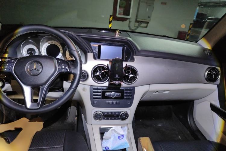 Used Mercedes-Benz GLK-Class 2013 GLK 300 4MATIC Dynamic Sunroof Model Center Console