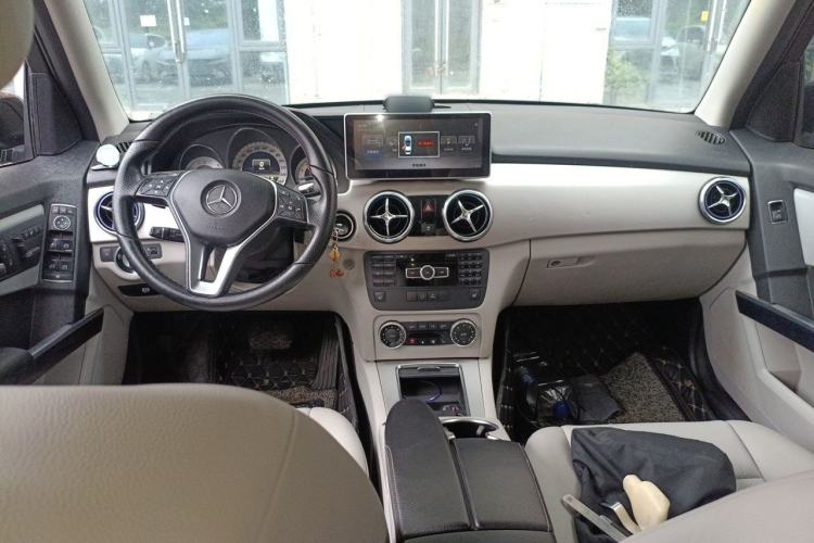 Used Mercedes-Benz GLK-Class 2013 GLK 300 4MATIC Dynamic Edition Center Console