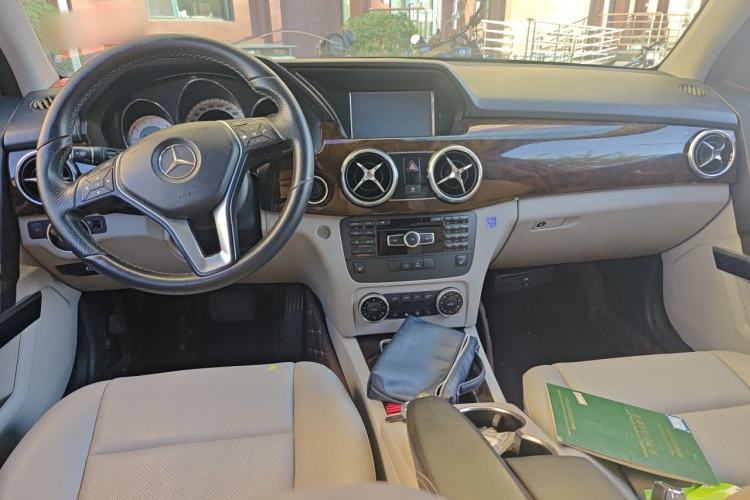 Used Mercedes-Benz GLK-Class 2013 GLK 300 4MATIC Dynamic Edition Center Console