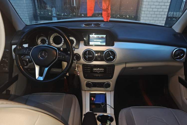 Used Mercedes-Benz GLK-Class 2013 GLK 300 4MATIC Dynamic Sunroof Model Center Console