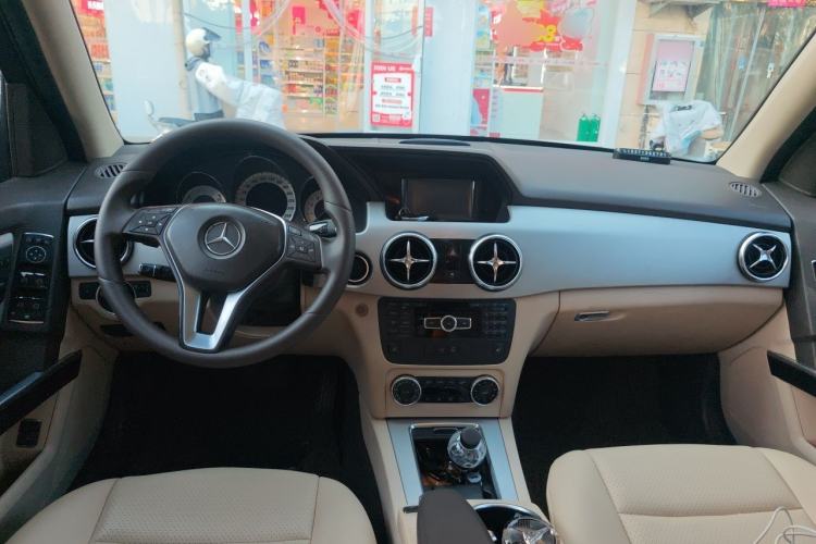 Used Mercedes-Benz GLK-Class 2013 GLK 300 4MATIC Dynamic Sunroof Model Center Console