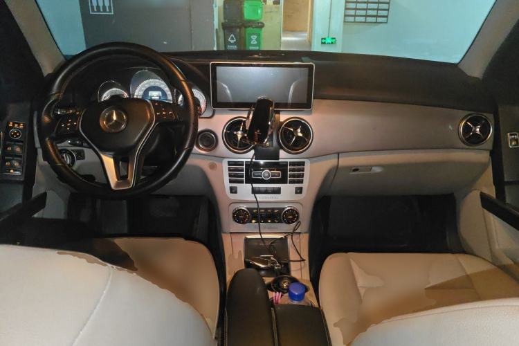 Used Mercedes-Benz GLK-Class 2013 GLK 300 4MATIC Dynamic Sunroof Model Center Console