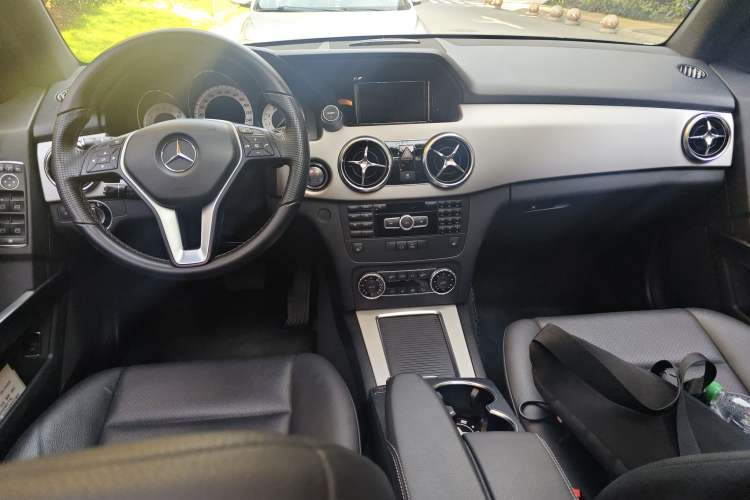 Used Mercedes-Benz GLK-Class 2013 Facelift GLK 300 4MATIC Fashion Edition Center Console