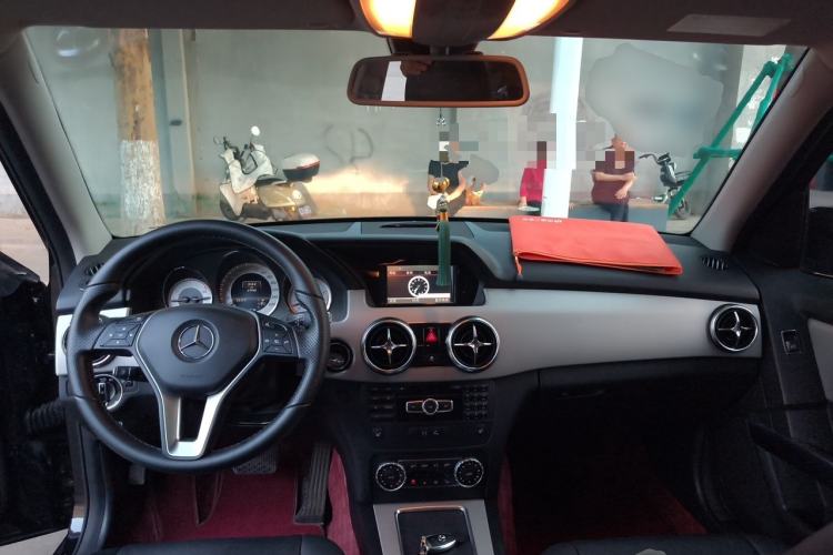 Used Mercedes-Benz GLK-Class 2013 GLK 300 4MATIC Dynamic Edition Center Console