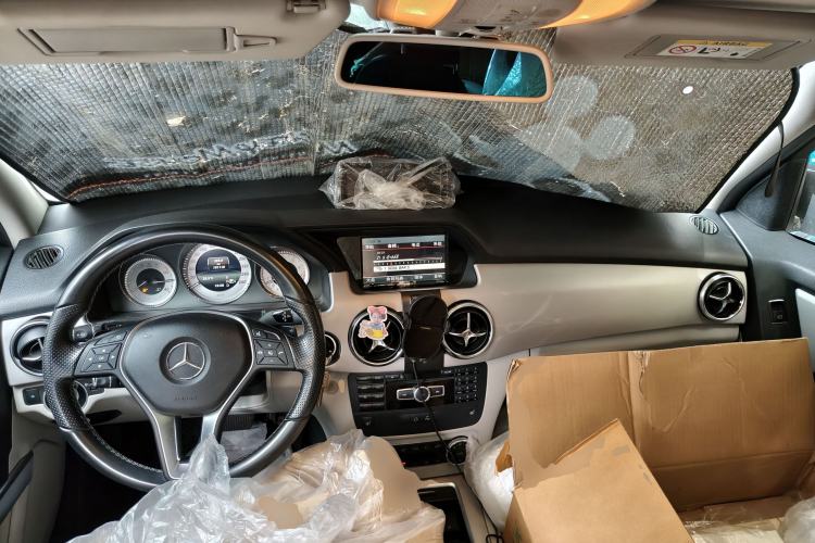 Used Mercedes-Benz GLK-Class 2013 GLK 300 4MATIC Dynamic Sunroof Model Center Console
